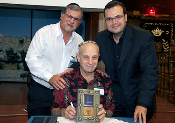 Rabino Marcelo e seu filho Matheus recebem uma dedicatória especial do Dr. David Stern na Bíblia judaica Completa
