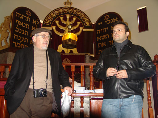 Joseph Shulam e Matheus Guimarães discursam para o grupo na Sinagoga de Belmonte